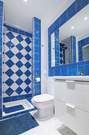 Dusche, Haartrockner, Handtücher, Seife