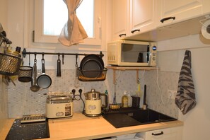 Kühlschrank, Mikrowelle, Herdplatte, Wasserkocher mit Kaffee-/Teezubehör