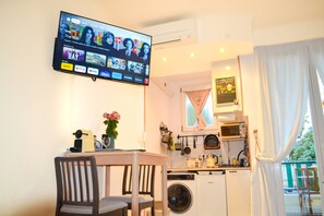 Réfrigérateur, micro-ondes, plaque de cuisson, cafetière/bouilloire
