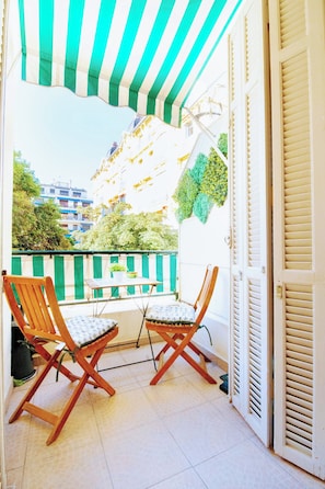 Terrace/patio - Comfortable studio in the Carré d'Or, 1min from the beach, with balcony overlooking the garden. (Nice)