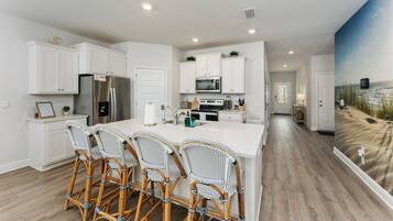 Kylskåp, mikrovågsugn, ugn och spishäll