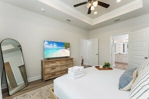 4 habitaciones, escritorio y tabla de planchar con plancha