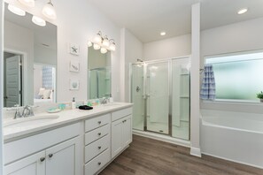 Combined shower/bathtub, free toiletries, towels