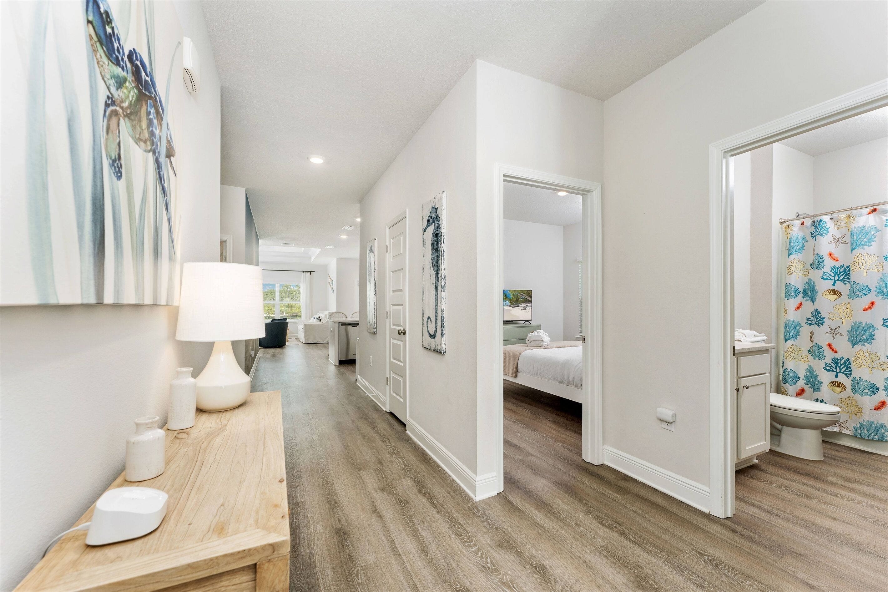 4 chambres, bureau, fer et planche à repasser, lit parapluie