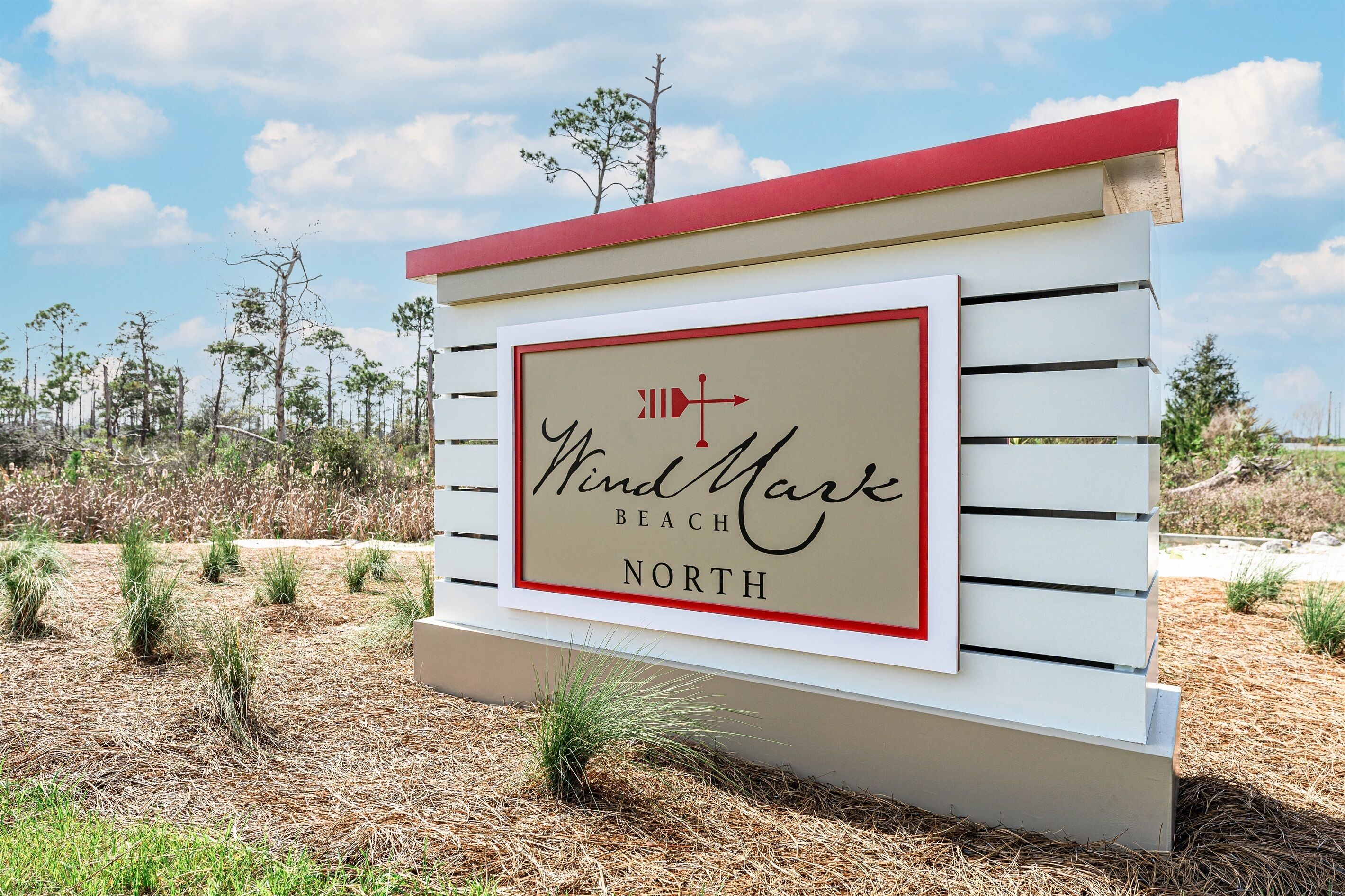 Señal para Wind Mare Beach North con techo rojo y paneles blancos.
