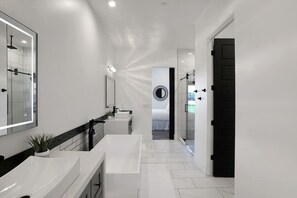 Hair dryer, towels - Contemporary Lux ~ Private Poo&Spa  Scenic Golf (Hurricane)