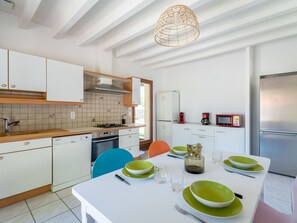 Fridge, microwave, oven, dishwasher - Cozy Lakeside Home in Biscarrosse - Sleeps 6 - Near Cycle Paths and Beaches - Cleaning Included (Biscarrosse)