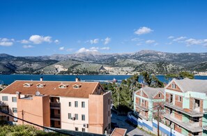 Une ville côtière dont les bâtiments donnent sur une baie, et qui présente un mélange de constructions résidentielles et commerciales.