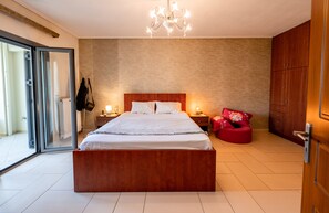 4 bedrooms, in-room safe, desk, iron/ironing board