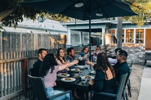 Outdoor dining - Luxe Retreat Designed For Group Getaways (Lodi)