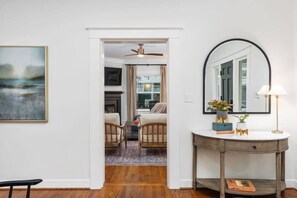 Smart TV, chimenea y oficina