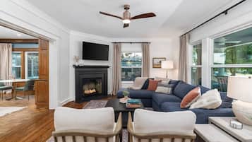 Smart TV, chimenea y oficina