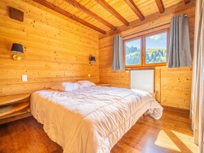 4 bedrooms, free WiFi - Cozy Chalet, 4 Bedrooms, Sleeps 9, WiFi, Near Ski Lifts, La Clusaz (La Clusaz)