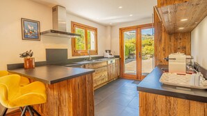 Unclassified image, 3 of 18, button - Cozy Chalet, 4 Bedrooms, Sleeps 9, WiFi, Near Ski Lifts, La Clusaz (La Clusaz)