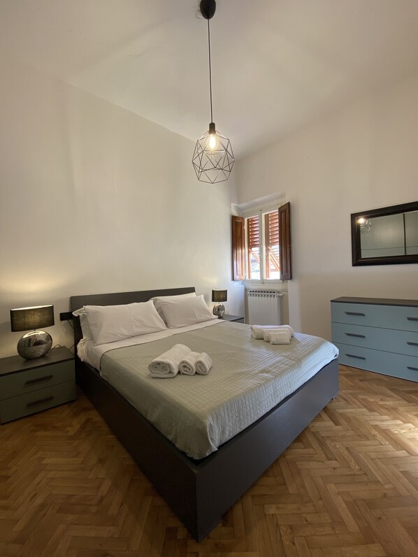 2 habitaciones, tabla de planchar con plancha, wifi y ropa de cama 