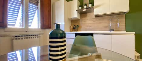 Fridge, oven, stovetop, coffee/tea maker