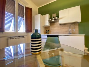 Refrigerador, horno, parrilla de estufa y cafetera y tetera 