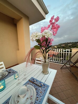 Outdoor dining - Penthouse Appartment with private solarium on roof (Calabria)