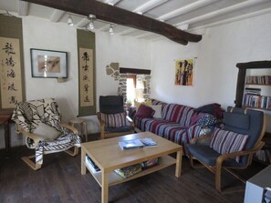 Fernseher, Kamin, DVD-Player, Bücher