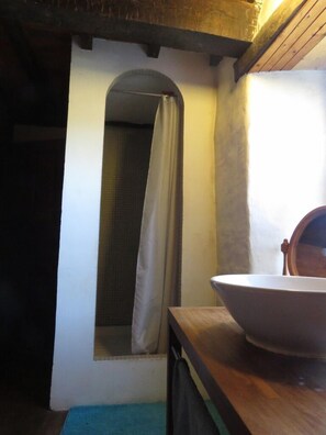 Dusche, Haartrockner, Shampoo, Toilettenpapier