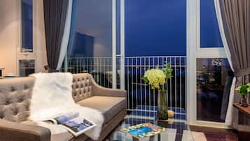 Deluxe Apartment, Bathtub, Lake View | Terrace/patio