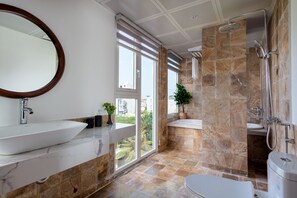 Panoramic Apartment | Bathroom | Combined shower/tub, rainfall showerhead, free toiletries, hair dryer