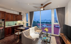 Deluxe-Apartment, Badewanne, Seeblick | Schreibtisch, schallisolierte Zimmer, Bügeleisen/Bügelbrett