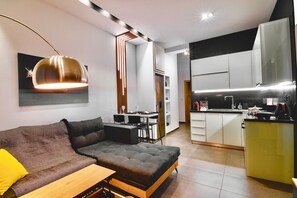 Een smart-tv, een open haard, boeken en een muziekbibliotheek