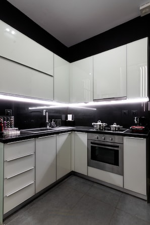 Fridge, oven, coffee/tea maker, toaster