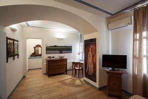 Escritorio, espacio para trabajar con laptop y wifi gratis