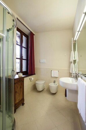 Dusche, Regendusche, kostenlose Toilettenartikel, Haartrockner