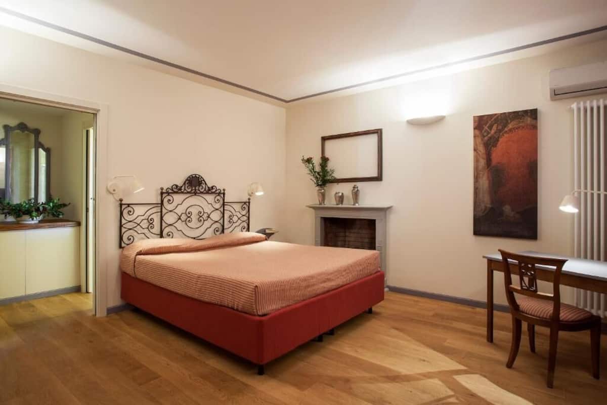 Comfort-Dreibettzimmer, 1 Schlafzimmer | Schreibtisch, laptopgeeigneter Arbeitsplatz, kostenloses WLAN