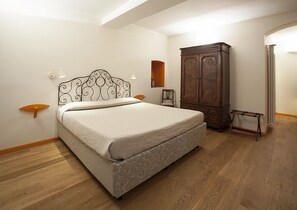Comfort driepersoonskamer, 1 slaapkamer | Een bureau, een laptopwerkplek, gratis wifi