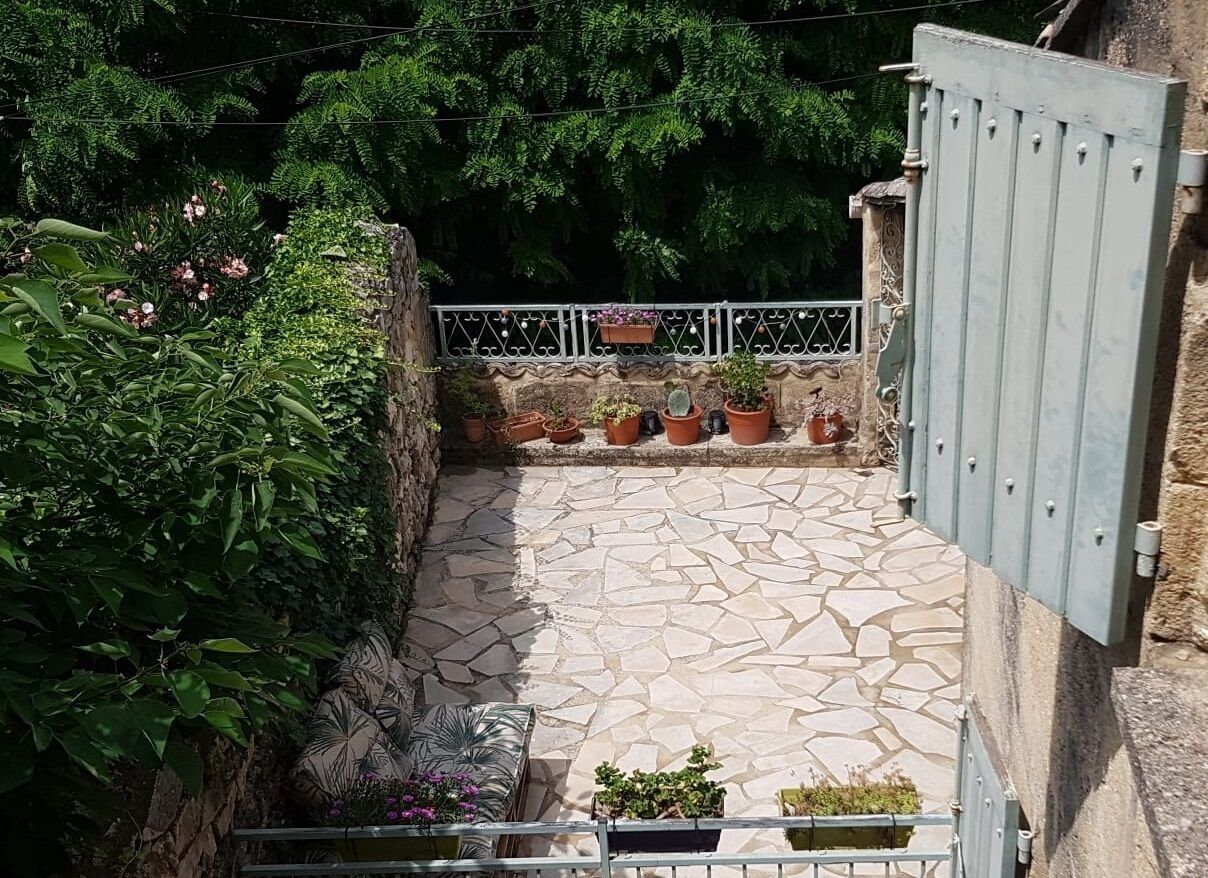 Stone house by the river in Collias