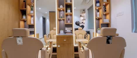 Couples treatment room(s), sauna, hot tub, steam room