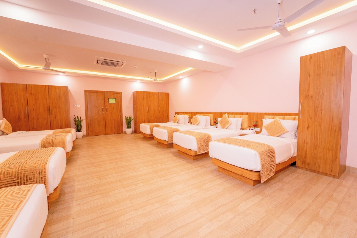 Family House | Egyptian cotton sheets, premium bedding, down comforters, minibar