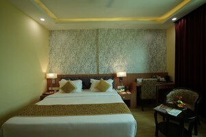 Deluxe Double Room | Minibar, in-room safe, laptop workspace, soundproofing