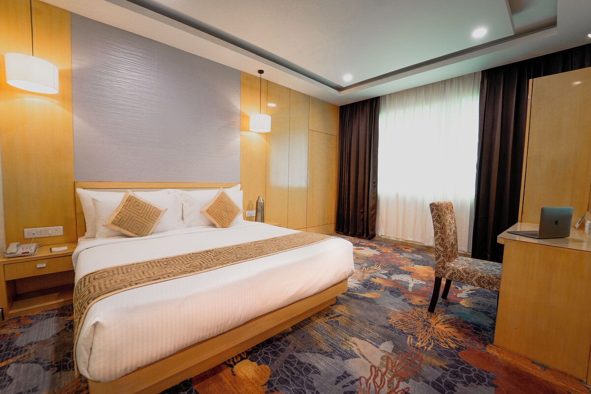 Luxury Suite | Egyptian cotton sheets, premium bedding, down comforters, minibar