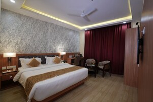 Premium Double Room | Minibar, in-room safe, laptop workspace, soundproofing