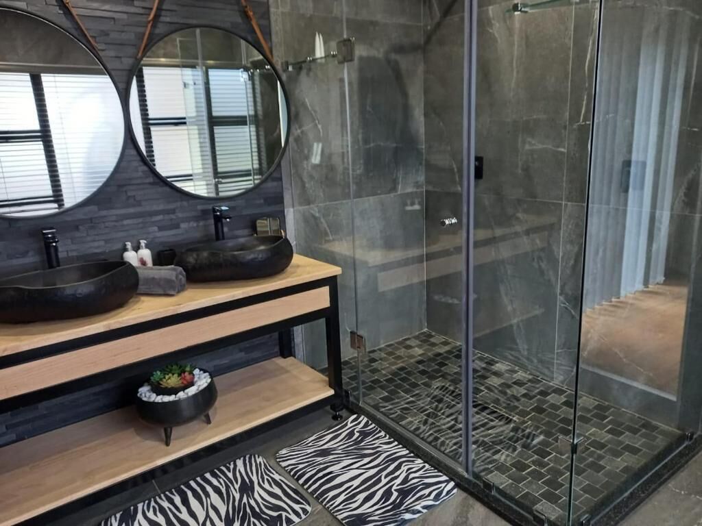 Deluxe Suite | Bathroom
