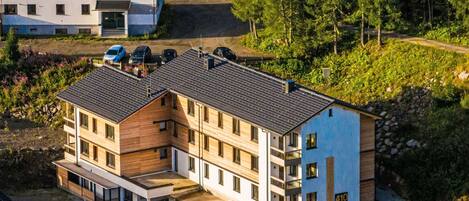 Bâtiment, Fenêtre, Plante, Arbre, Maison, Design Urbain, Bois, Quartier, Paysage, Zone Résidentielle