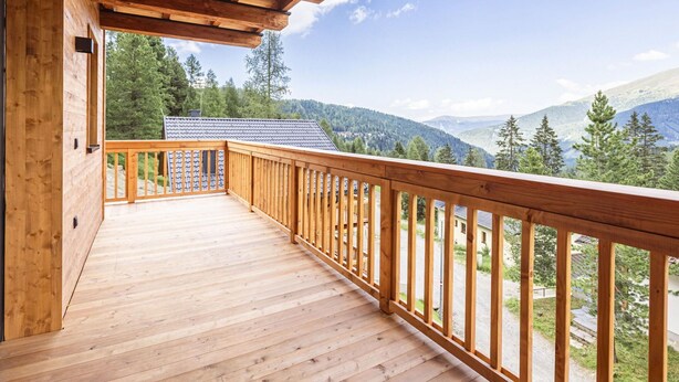 A wooden deck with a railing overlooking a mountainous landscape. - Lovely apartment for 8 people with WIFI, TV and terrace (Brandstätter)