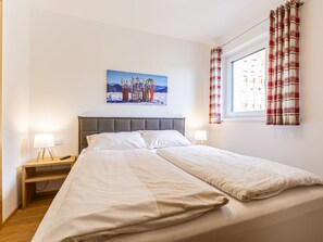 4 bedrooms, travel crib, free WiFi