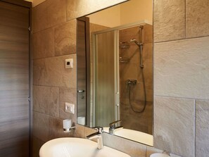 Bathroom - Nice apartment for 6 guests with pool, WIFI, hot tub, TV and terrace (Stazzona)