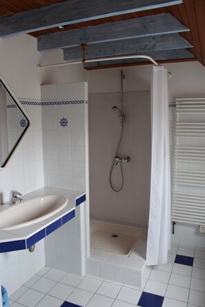 Dusche, Haartrockner, Toilettenpapier