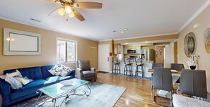 Älytelevisio, takka, pöytäjalkapallopöytä, stereot