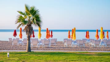 På stranden, liggestole, parasoller, strandbarer