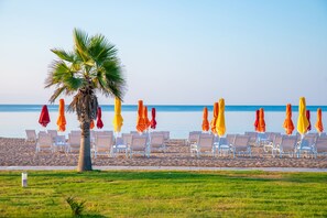 Am Strand, Liegestühle, Sonnenschirme, Strandbar