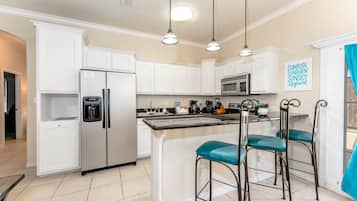 Kühlschrank, Mikrowelle, Herdplatte, Geschirrspüler