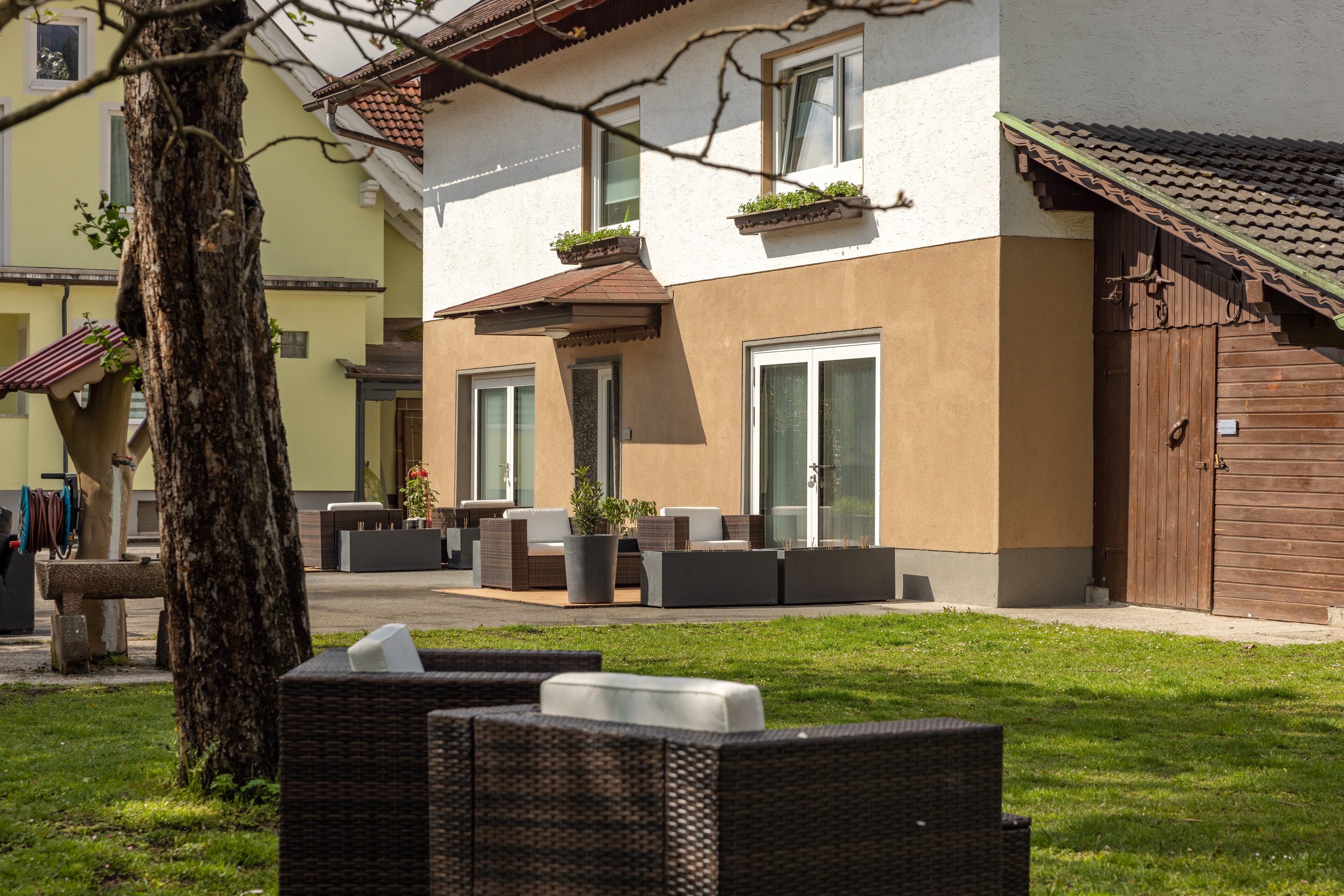 Geräumige 4-personen-wohnung mit 2 Schlafzimmern, Bad und Separatem WC